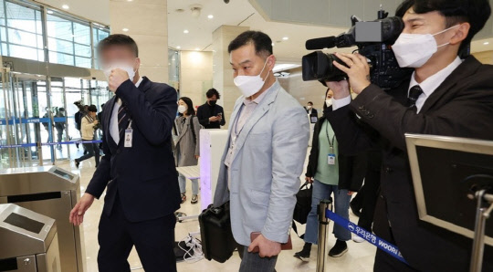 우리은행 직원이 회삿돈 614억 원을 횡령한 사건을 수사 중인 남대문경찰서 수사관들이 2일 오후 서울 중구 우리은행 본점 압수수색을 위해 이동하고 있다. <연합뉴스>